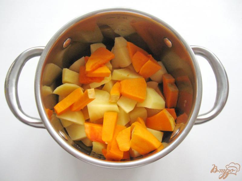 Фото приготовление рецепта: Суп-крем из картофеля, зеленого горошка и кукурузы шаг №2