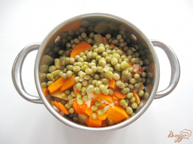 Фото приготовление рецепта: Суп-крем из картофеля, зеленого горошка и кукурузы шаг №4