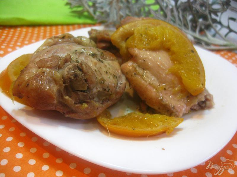 Фото приготовление рецепта: Запеченная курица с апельсинами в соевом соусе шаг №6