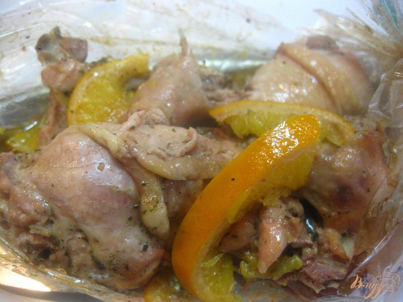 Фото приготовление рецепта: Запеченная курица с апельсинами в соевом соусе шаг №5