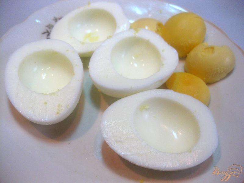 Фото приготовление рецепта: Яйца фаршированные икрой трески шаг №2