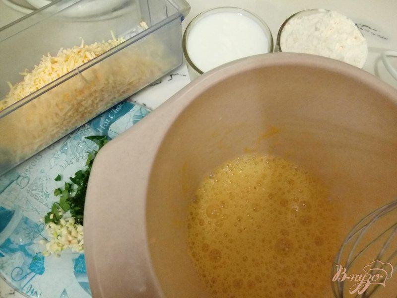 Фото приготовление рецепта: Сырные блины с зеленью шаг №2