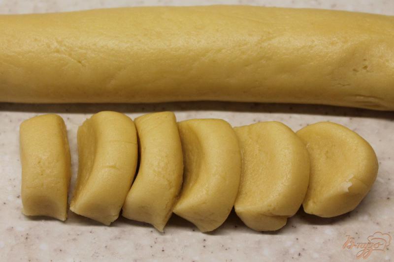 Фото приготовление рецепта: Песочное печенье с арахисом шаг №4