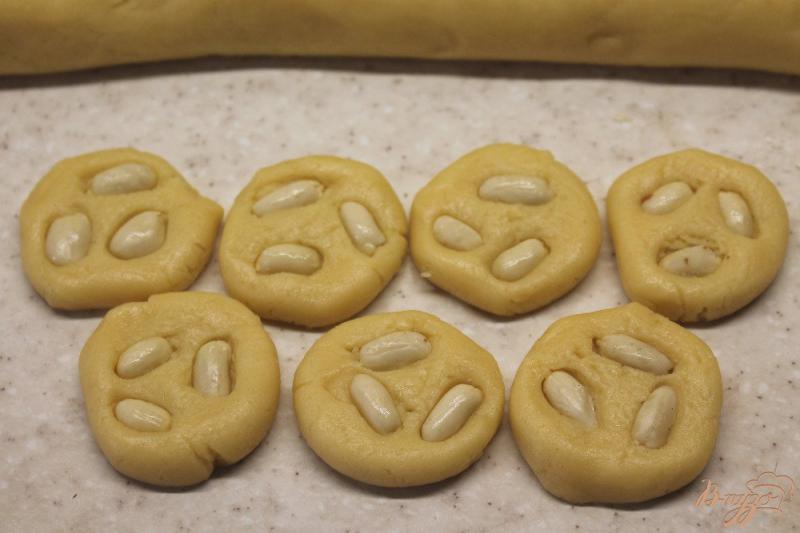 Фото приготовление рецепта: Песочное печенье с арахисом шаг №5