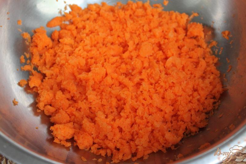 Фото приготовление рецепта: Морковный салат с кукурузой, семечкам и сыром шаг №1