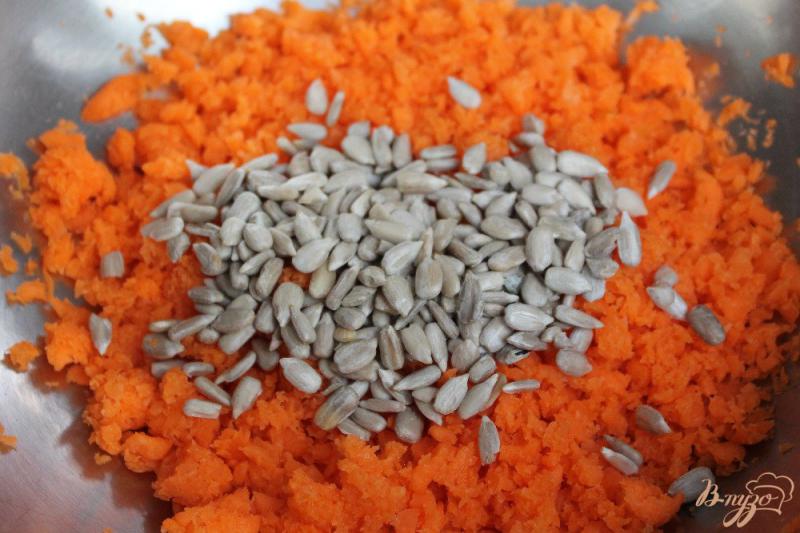 Фото приготовление рецепта: Морковный салат с кукурузой, семечкам и сыром шаг №2