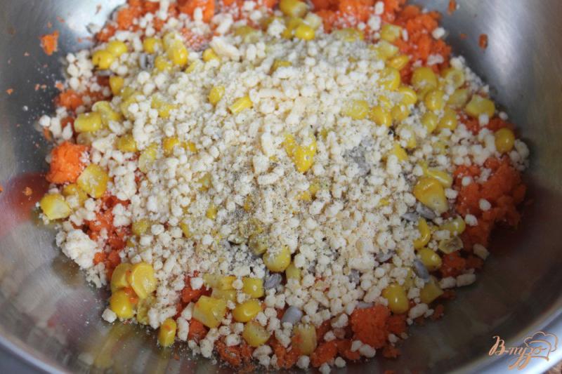 Фото приготовление рецепта: Морковный салат с кукурузой, семечкам и сыром шаг №4