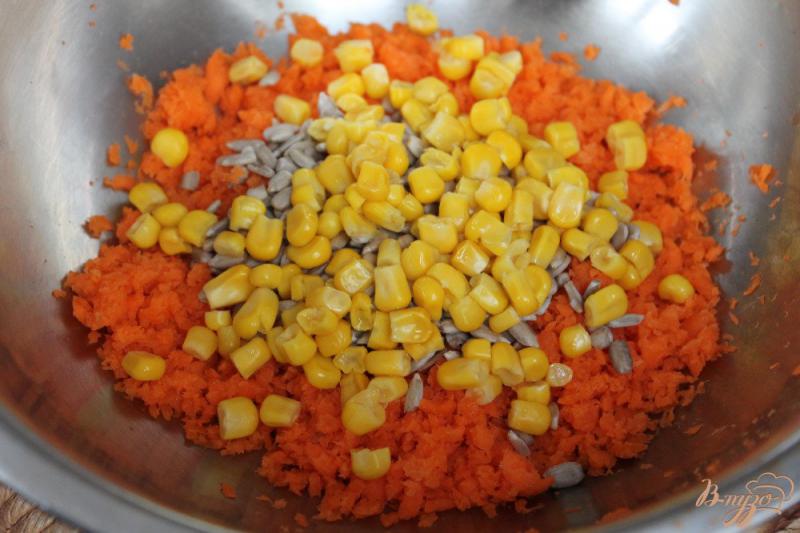 Фото приготовление рецепта: Морковный салат с кукурузой, семечкам и сыром шаг №3