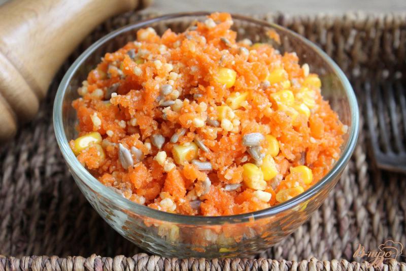 Фото приготовление рецепта: Морковный салат с кукурузой, семечкам и сыром шаг №5