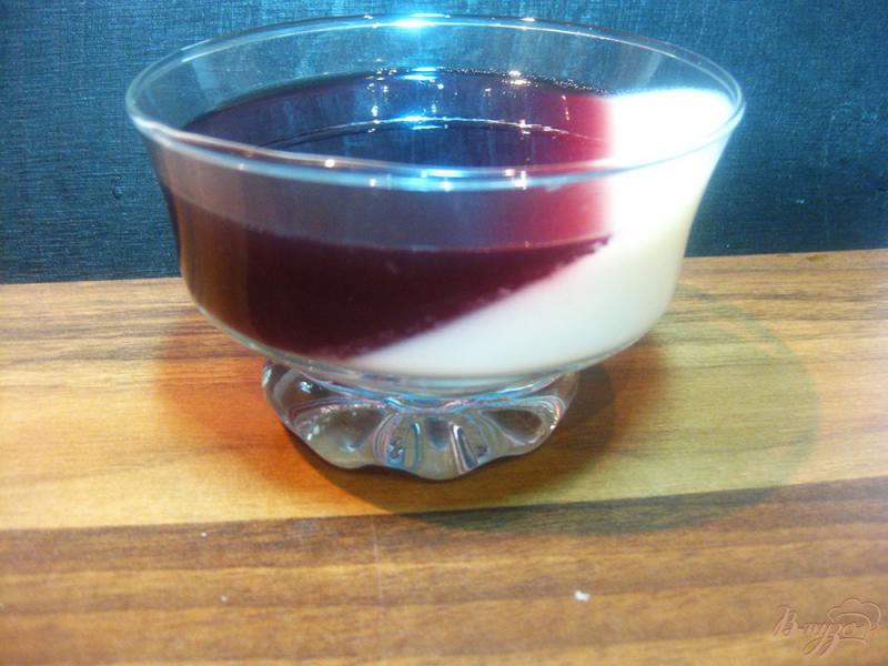 Фото приготовление рецепта: Сметанно-виноградный желейный десерт шаг №11