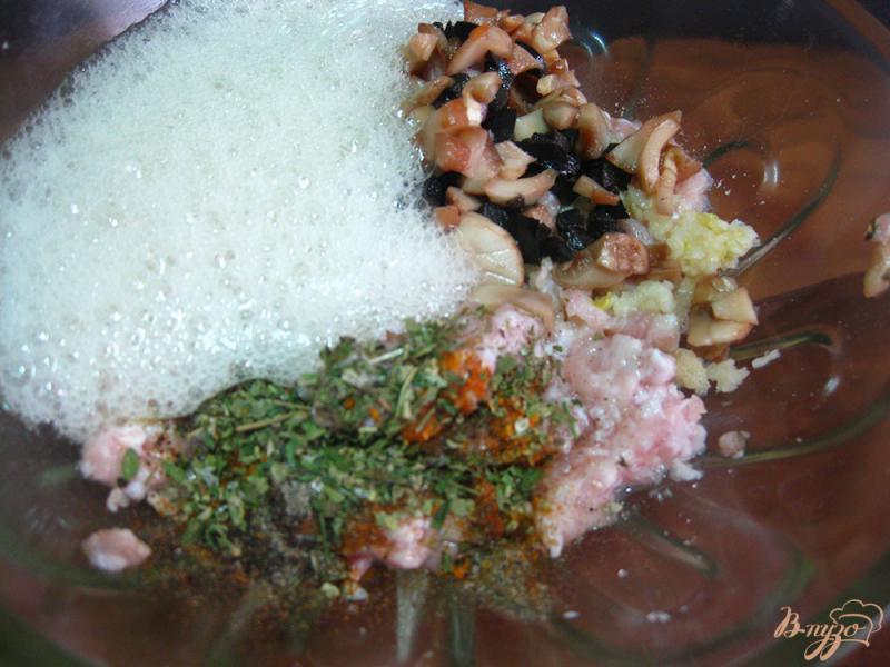 Фото приготовление рецепта: Колбаса в кружке с маслинами и грибами шаг №5