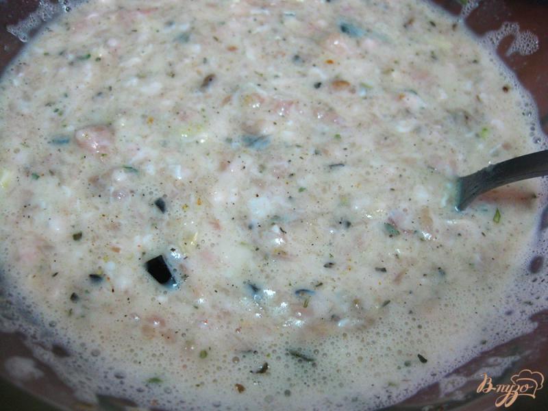 Фото приготовление рецепта: Колбаса в кружке с маслинами и грибами шаг №6