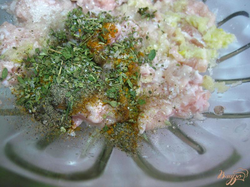 Фото приготовление рецепта: Колбаса в кружке с маслинами и грибами шаг №4