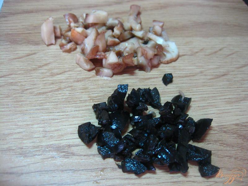 Фото приготовление рецепта: Колбаса в кружке с маслинами и грибами шаг №2