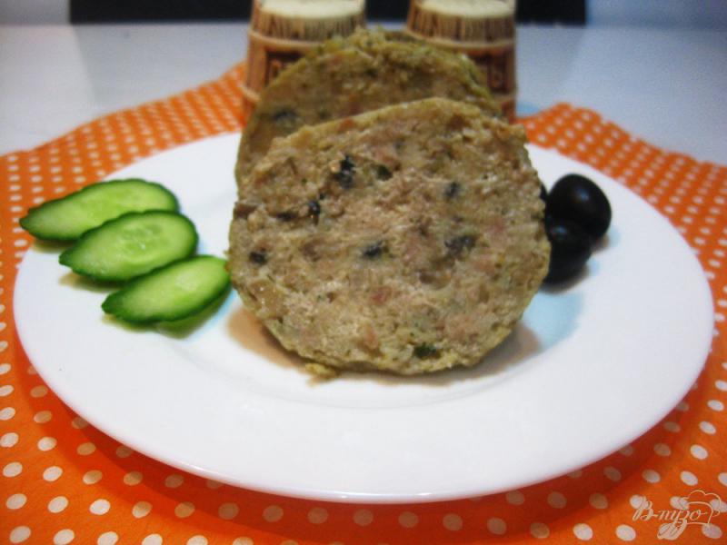 Фото приготовление рецепта: Колбаса в кружке с маслинами и грибами шаг №10