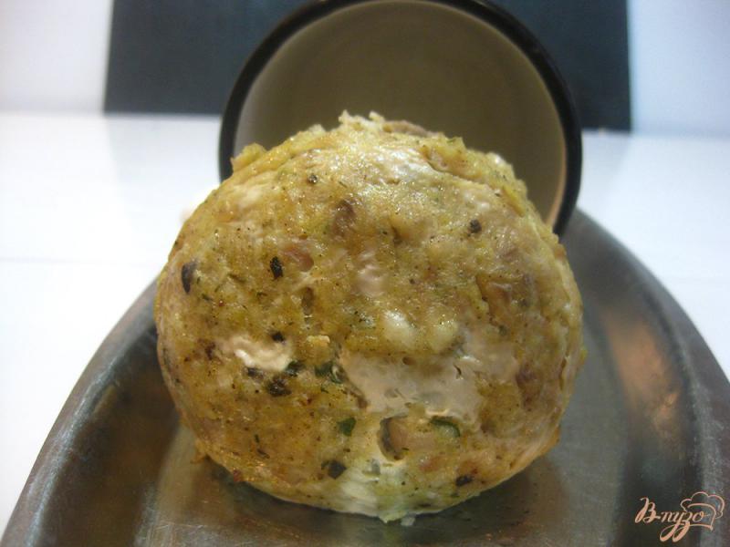 Фото приготовление рецепта: Колбаса в кружке с маслинами и грибами шаг №9