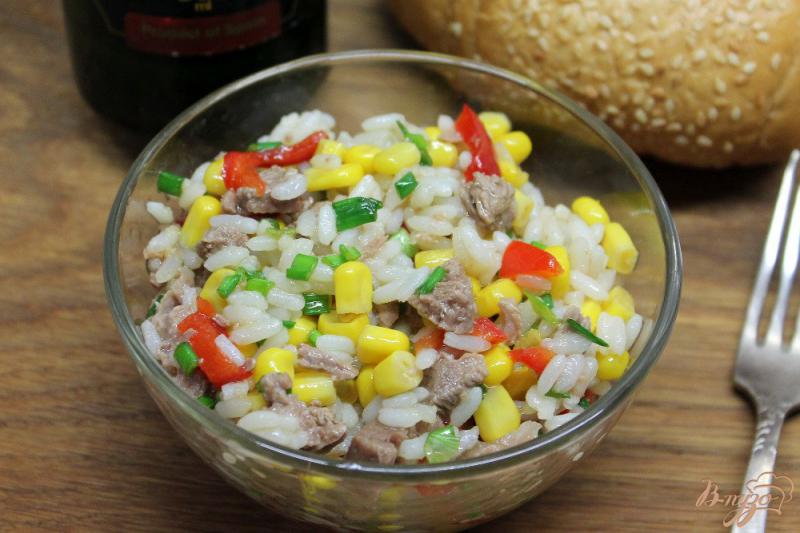 Фото приготовление рецепта: Рисовый салат с кукурузой, говядиной и перцем шаг №6