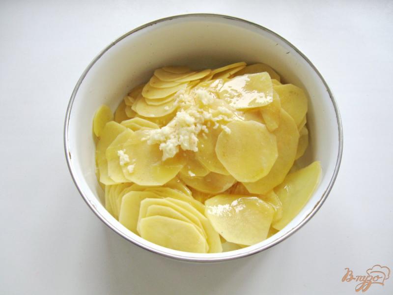 Фото приготовление рецепта: Картофель с сыром в духовке шаг №4