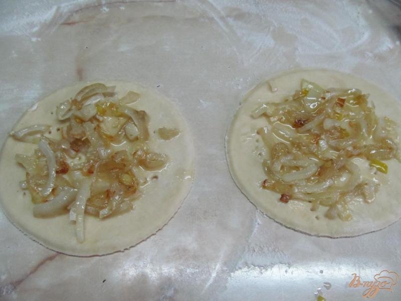 Фото приготовление рецепта: Луковая тарталетка с яйцом пашот шаг №4