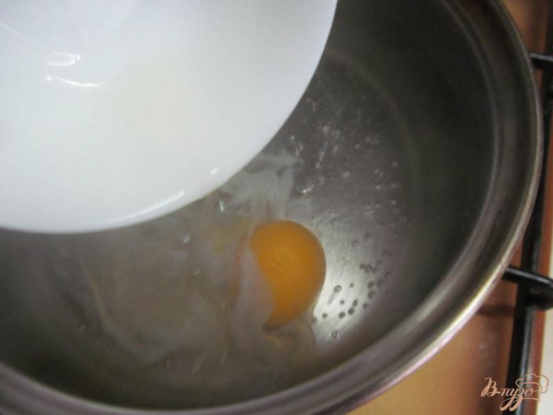 Фото приготовление рецепта: Луковая тарталетка с яйцом пашот шаг №5
