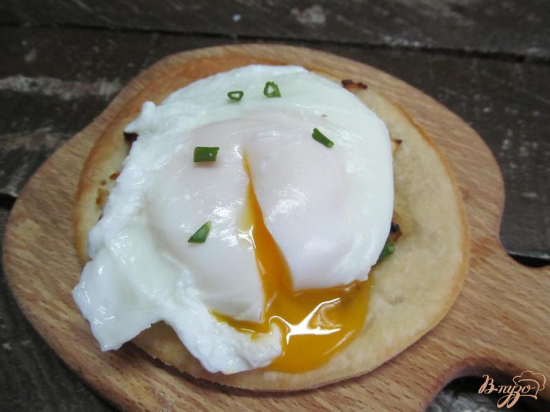 Фото приготовление рецепта: Луковая тарталетка с яйцом пашот шаг №8