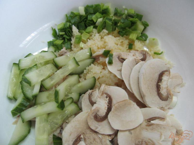 Фото приготовление рецепта: Салат с кус-кусом и шампиньоном шаг №3