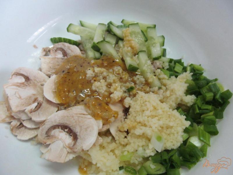 Фото приготовление рецепта: Салат с кус-кусом и шампиньоном шаг №5