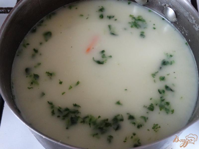 Фото приготовление рецепта: Рыбный суп с горбушей и шпинатом шаг №6