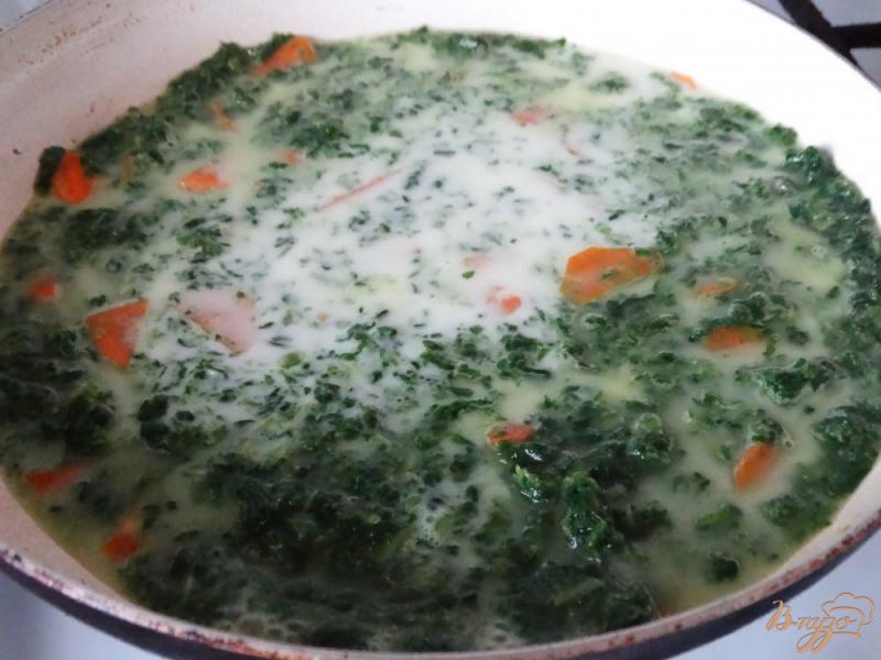 Фото приготовление рецепта: Рыбный суп с горбушей и шпинатом шаг №5