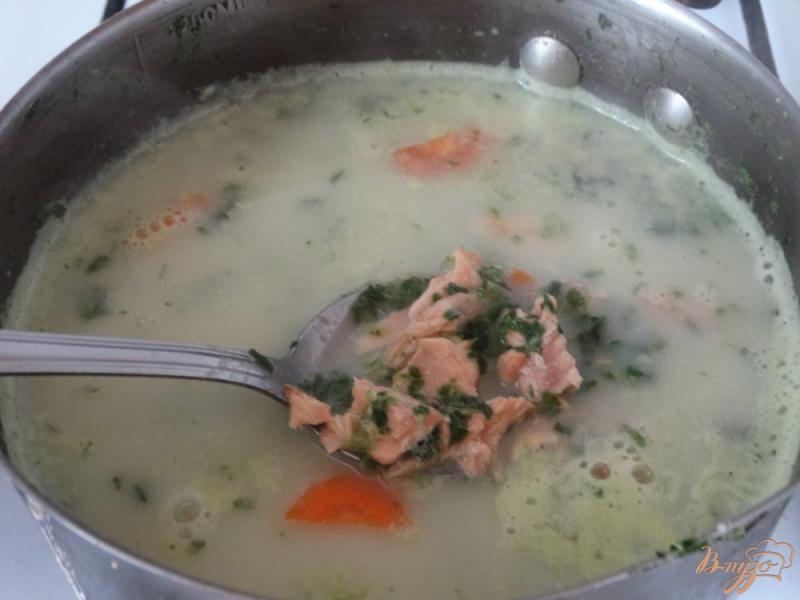 Фото приготовление рецепта: Рыбный суп с горбушей и шпинатом шаг №7