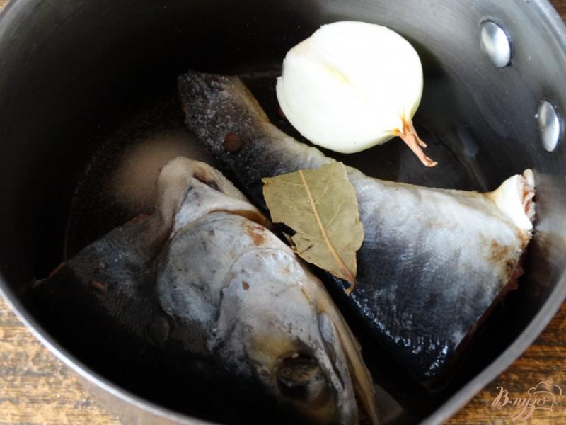 Фото приготовление рецепта: Рыбный суп с горбушей и шпинатом шаг №1