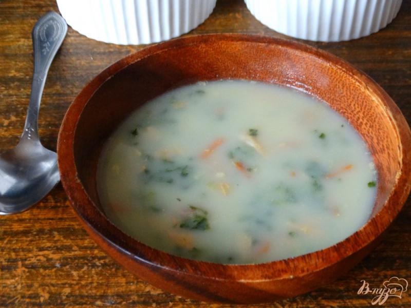 Фото приготовление рецепта: Рыбный суп с горбушей и шпинатом шаг №8
