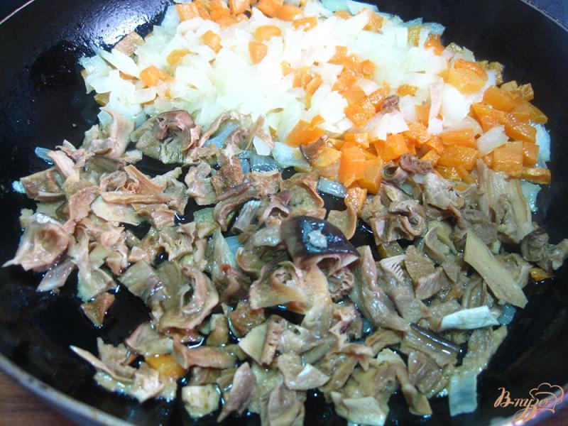 Фото приготовление рецепта: Рис с грибами шаг №8