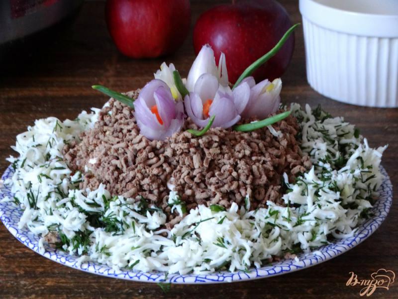 Фото приготовление рецепта: Салат печеночный Крокусы шаг №9