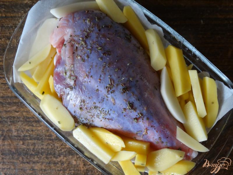 Фото приготовление рецепта: Голень индейки запеченная с картофелем шаг №3
