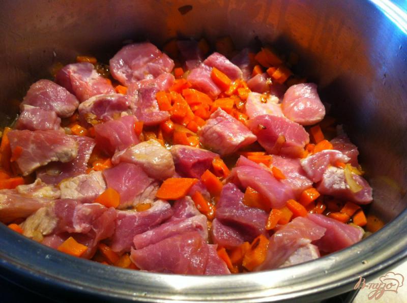 Фото приготовление рецепта: Овощное рагу со свининой и шампиньонами шаг №4