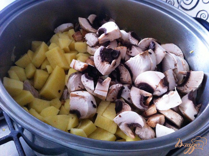 Фото приготовление рецепта: Овощное рагу со свининой и шампиньонами шаг №7