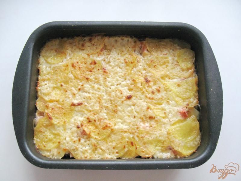 Фото приготовление рецепта: Картофельная запеканка с колбасой и сыром шаг №11