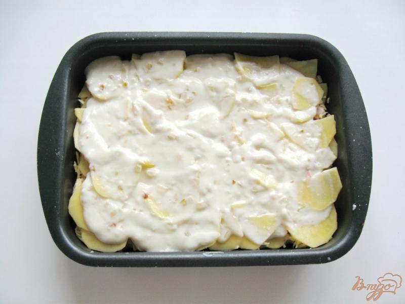Фото приготовление рецепта: Картофельная запеканка с колбасой и сыром шаг №10