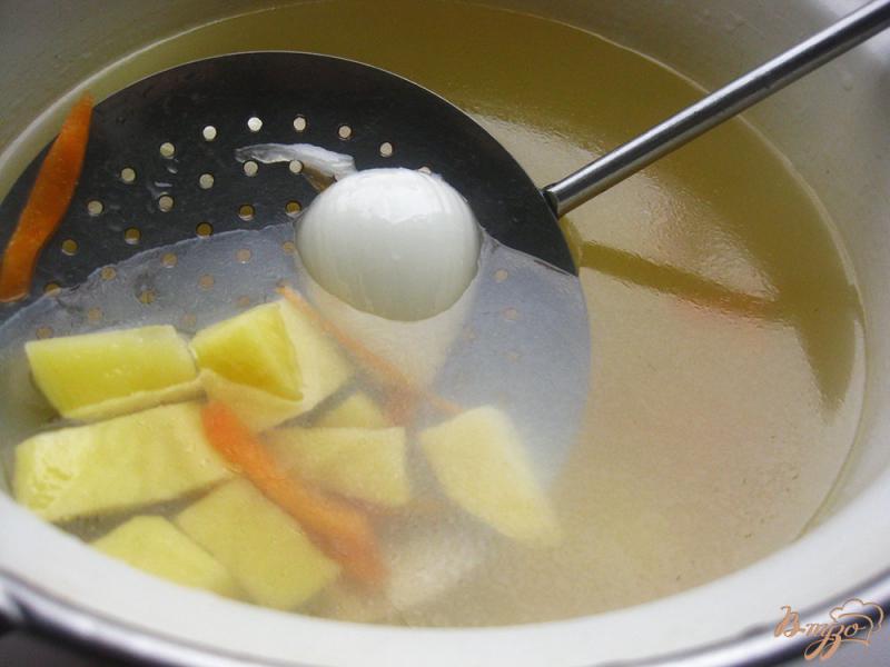 Фото приготовление рецепта: Суп на курином бульоне с макаронами шаг №4