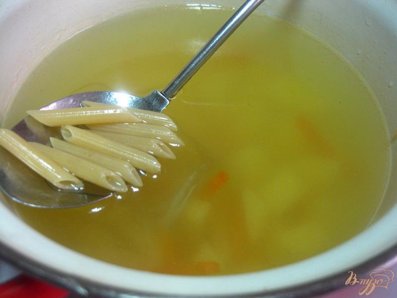 Фото приготовление рецепта: Суп на курином бульоне с макаронами шаг №5