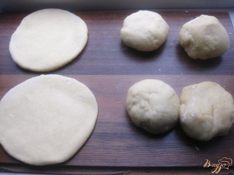 Фото приготовление рецепта: Пирожки жареные с рисом и яйцом шаг №7
