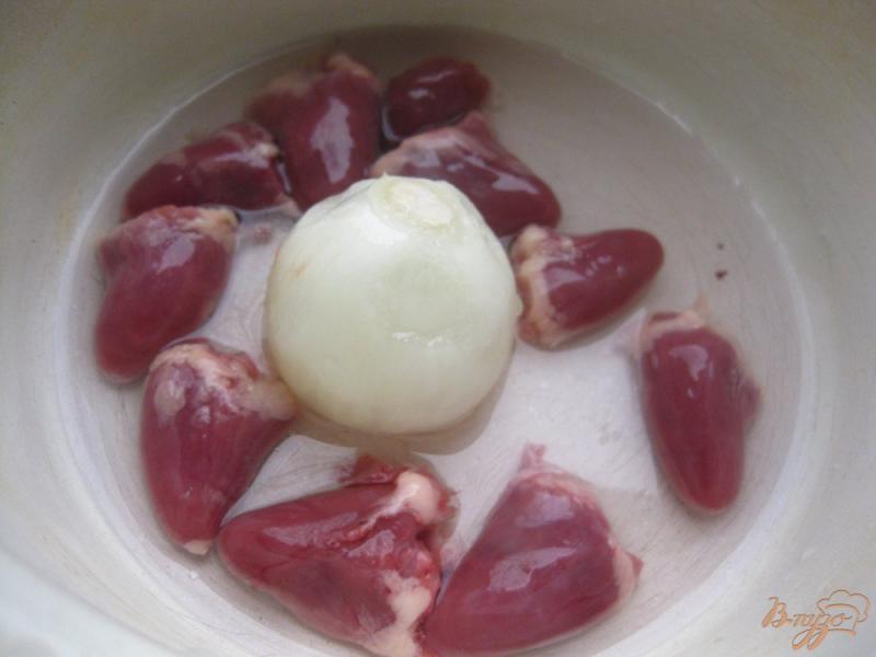 Фото приготовление рецепта: Куриные сердечки в соево-сметанном соусе шаг №2