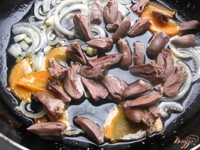 Фото приготовление рецепта: Куриные сердечки в соево-сметанном соусе шаг №6