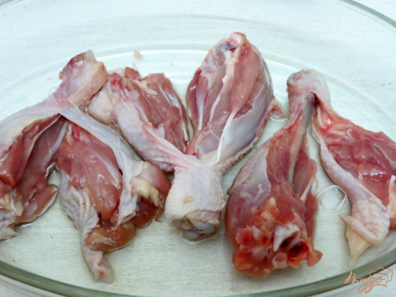 Фото приготовление рецепта: Куриные голени запеченные с тыквой и с маслинами шаг №5