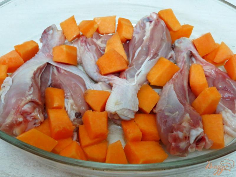 Фото приготовление рецепта: Куриные голени запеченные с тыквой и с маслинами шаг №6