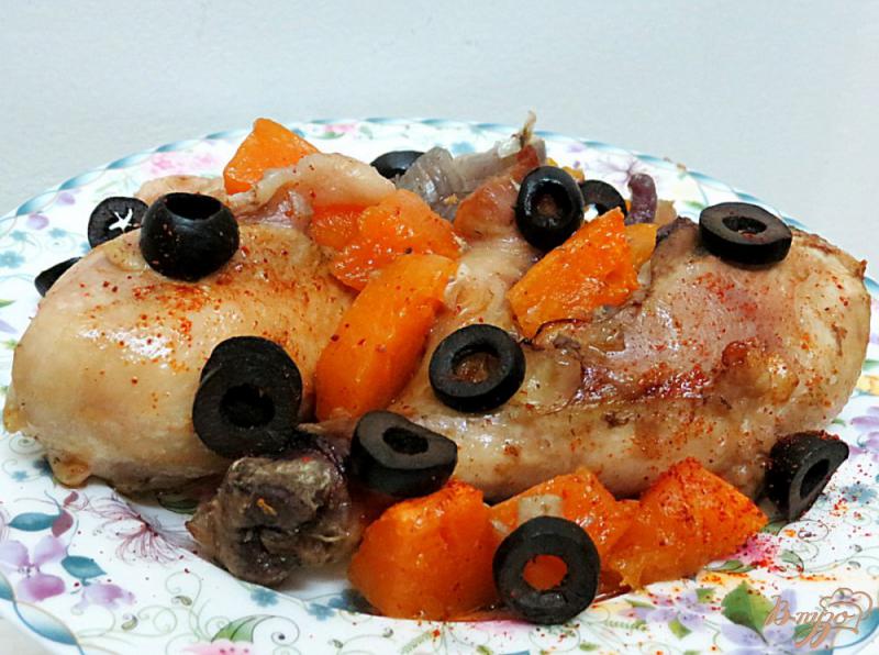 Фото приготовление рецепта: Куриные голени запеченные с тыквой и с маслинами шаг №9