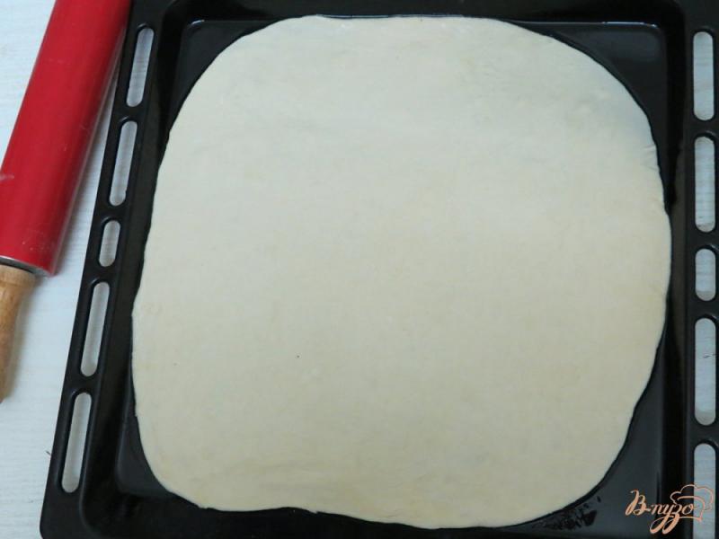 Фото приготовление рецепта: Пицца из тонкого теста с копчёностями шаг №5