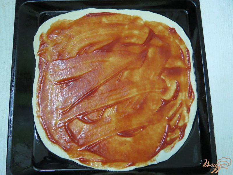 Фото приготовление рецепта: Пицца из тонкого теста с копчёностями шаг №6