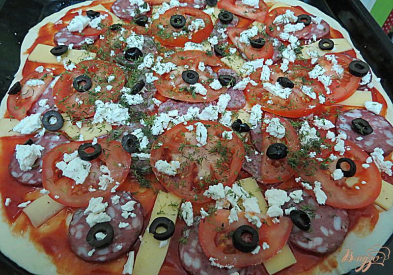 Фото приготовление рецепта: Пицца из тонкого теста с копчёностями шаг №8